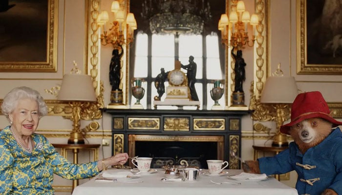 Queen Elizabeth has surprise tea party with Paddington Bear