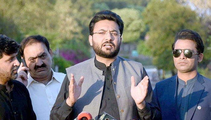 PTI leader Farrukh Habib addressing a press conference. — APP/File