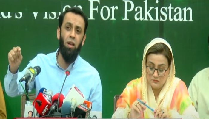 Spokesperson for the Government of Punjab Attaullah Tarar (L) and PML-Ns Secretary Information Azma Bukhari speaking during a press conference on Sunday, June 5, 2022. — Screengrab via Hum News Live.