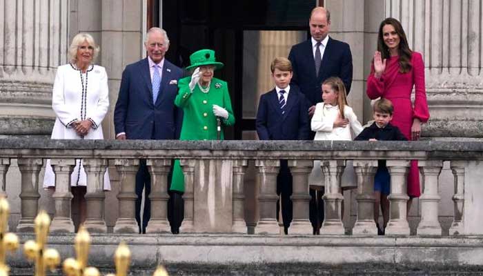 Ratu Elizabeth membuat penggemar menangis dengan penampilan balkon yang mengejutkan