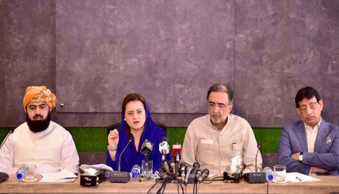 Information Minister Marriyum Aurangzeb (C) briefing the media persons about the decisions taken in Federal Cabinet on June 7, 2022. — PID