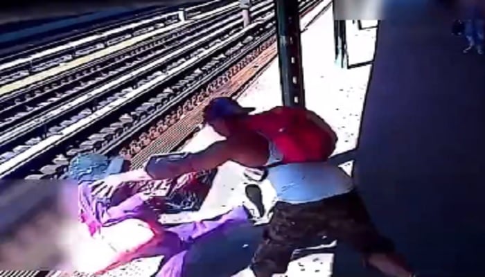 Pria di New York mendorong wanita tua di rel kereta