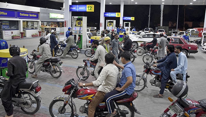 A large number of vehicles stand in a queue to fill their vehicle petrol tanks at a petrol pump in Islamabad, on May 24, 2022. — Online