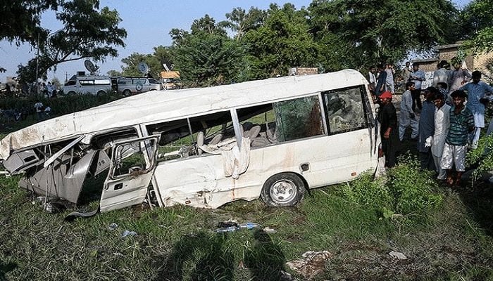 18 tewas ketika van penumpang jatuh ke parit di National Highway di Quetta