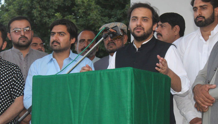 PML-Q MNA Hussain Ellahi addressing a gathering in his constituency. — Twitter/Hussain Ellahi