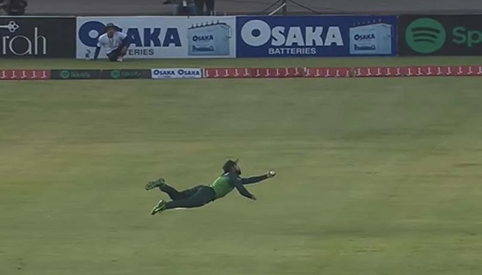 All-rounder Shadab Khan catches ball mid-air.—Screengrab via Instagram/@therealpcb