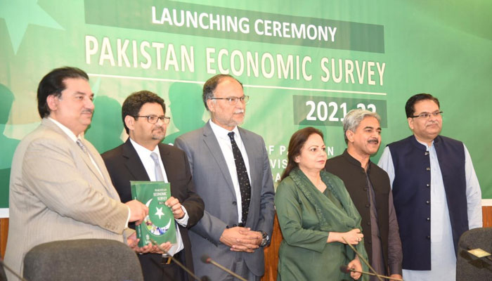(L to R) Power Minister Khurram Dastagir, Finance Minister Miftah Ismail and Planning Minister Ahsan Iqbal, State Minister for Finance Ayesha Ghous Pasha, Economic Adviser Dr Imtiaz Ahmad, and Finance Secretary Hamed Yaqoob Sheikh unveil the Pakistan Economic Survey. — Ministry of Finance