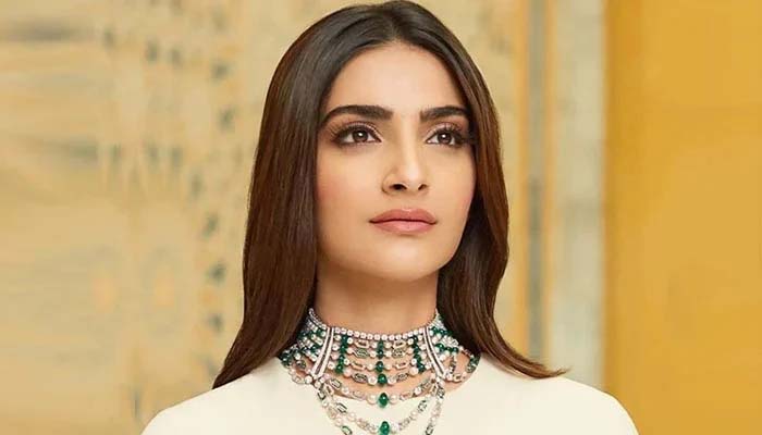 ‘Pregnant & Powerful’ Sonam Kapoor is a sight to behold in THESE pictures