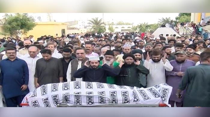 People offering the funeral prayer of Aamir Liaquat Hussain. — Screengrab via Geo News