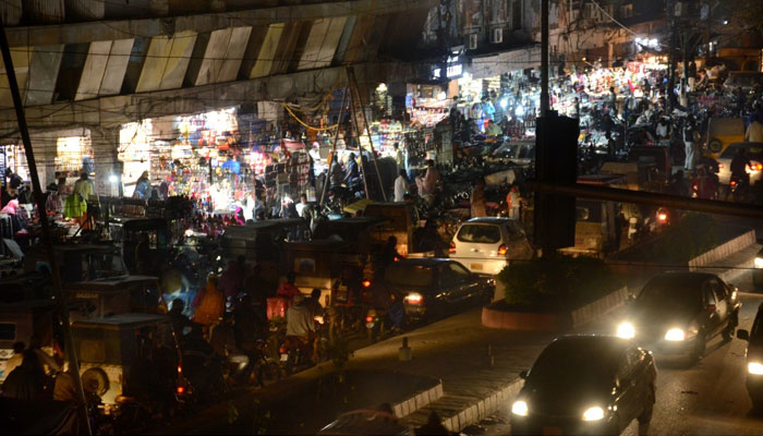 Karachi business community agrees to close markets at 8pm. — Jang/File