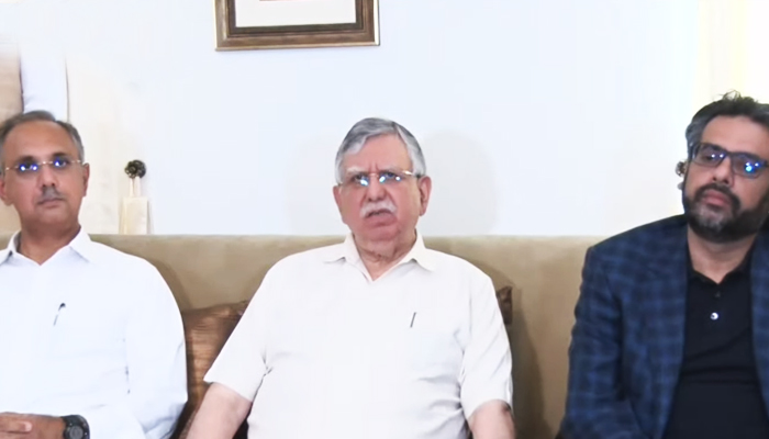 Ex-finance minister and PTI Shaukat Tarin addressing a press conference alongside former power minister Omar Ayub (left) and PTI spokesperson on economy and finance Muzzammil Aslam (right). — YouTube/HumNewsLive