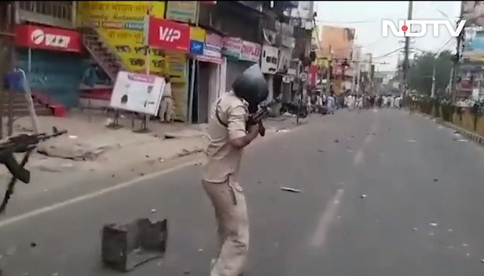 police fire in air in Jharkhands #Ranchi amid huge protests over Prophet Muhammad (PBUH).—Screengrab via Twitter/NDTV