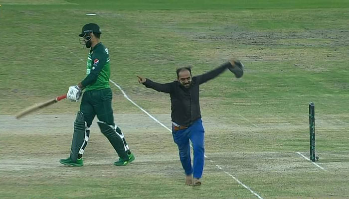 FIR terdaftar melawan penggemar kriket karena memasuki pertandingan tengah lapangan