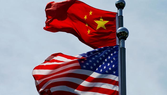 Chinese and U.S. flags flutter near The Bund, before U.S. trade delegation meets their Chinese counterparts for talks in Shanghai, China July 30, 2019. Photo: Reuters