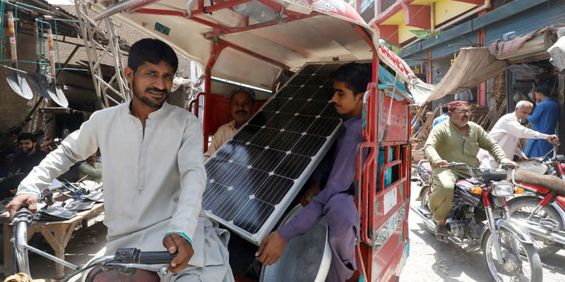 People in a rickshaw carry a solar panel, during a heatwave, in Jacobabad, Pakistan, May 14, 2022. Photo: Reuters
