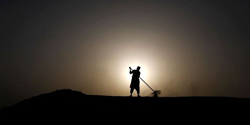 Parya, 42, a labourer, works in the sun during a heatwave at a brick kiln factory, in Jacobabad, Pakistan, May 14, 2022. Photo: Reuters