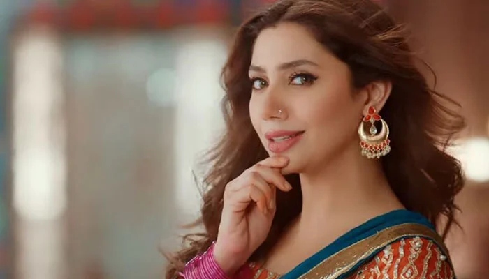 Mahira Khan flashes her million-dollar smile in latest photos: Ama likes it when I smile’