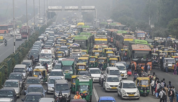 Commuters make their way along a busy road under heavy smoggy conditions in New Delhi.—AFP