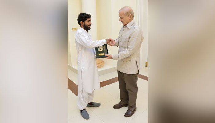 Prime Minister Shehbaz Sharif nominating Faisal Baloch for the conferment of Tamgha-e-Shujaat for his act of bravery. — Twitter