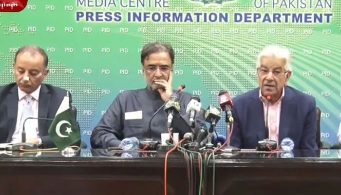 Defence Minister Khawaja Asif (right), Adviser to the Prime Minister Qamar Zaman Kaira (left). — Geo News screengrab