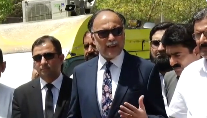 Minister for Planning Ahsan Iqbal suggesting during a media briefing that fewer cups of tea be consumed by Pakistanis. — Screengrab courtesy Twitter/@Ali707khan