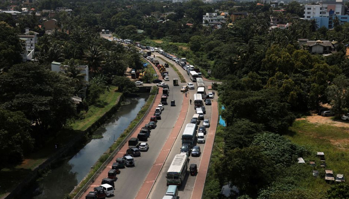 Kendaraan diesel mengantre panjang untuk membeli solar karena kekurangan bahan bakar di seluruh negeri, di tengah krisis ekonomi negara, di Kolombo, Sri Lanka, 8 Juni 2022. — Reuters