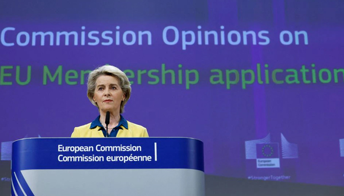 European Commission President Ursula von der Leyen attends a news conference, with European Commissioner for Neighbourhood and Enlargement Oliver Varhelyi, after a meeting of the College of European Commissioners addressing its opinion on Ukraines EU candidate status, in Brussels, Belgium June 17, 2022. — Reuters