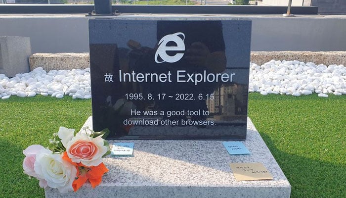 Tombstone of Internet Explorer browser, set up by South Korea's software engineer Jung Ki-young, is pictured at a rooftop of a cafe in Gyeongju, South Korea, June 17, 2022. Photo: Reuters.