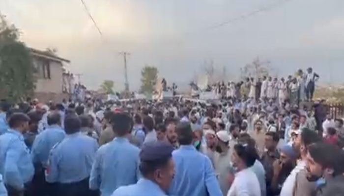 Ad hoc teachers from Khyber Pakhtunkhwa protesting outside PTI Chairman Imran Khans residence in Islamabad. — Screengrab/Twitter