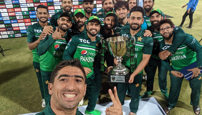 Pakistan cricket team players posing for selfie after winning series against West Indies. Photo— PCB Twitter