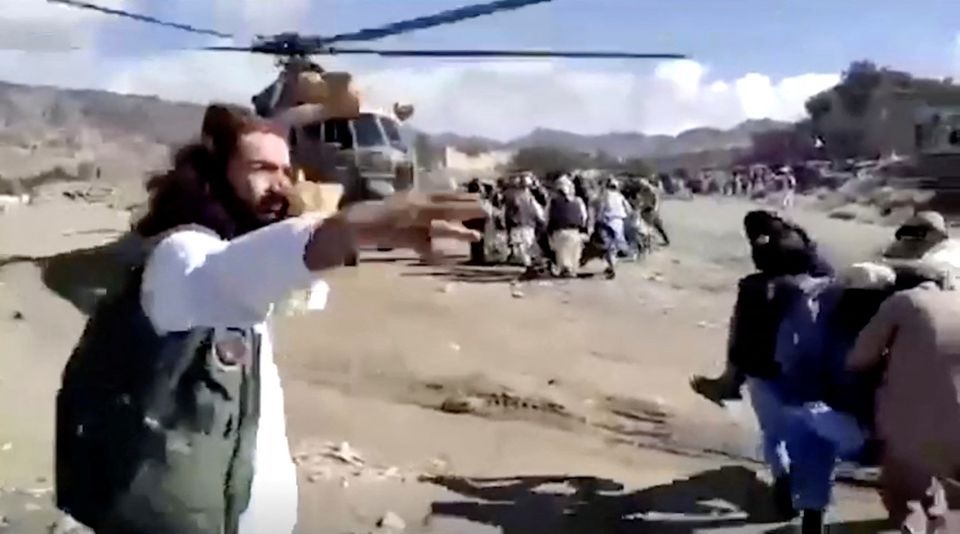 22 جون، 2022 کو افغانستان کے صوبہ پکتیکا میں ایک زبردست زلزلے کے بعد لوگ زخمیوں کو ہیلی کاپٹر میں لے جا رہے ہیں، ایک ویڈیو سے لی گئی اس اسکرین گریب میں۔—رائٹرز
