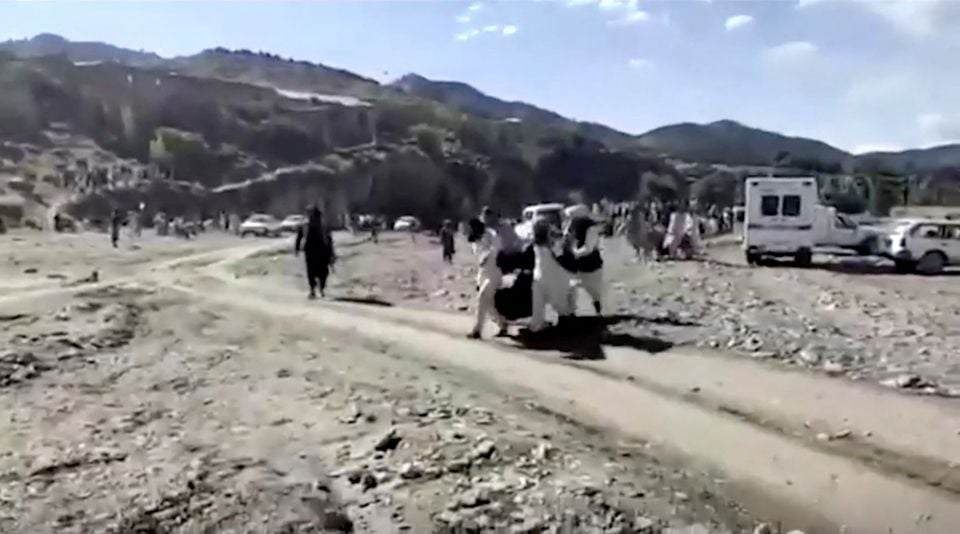 22 جون، 2022 کو افغانستان کے صوبہ پکتیکا میں، ایک ویڈیو سے لی گئی اس اسکرین گریب میں، لوگ ایک زبردست زلزلے کے بعد زخمیوں کو باہر لے جا رہے ہیں۔—رائٹرز