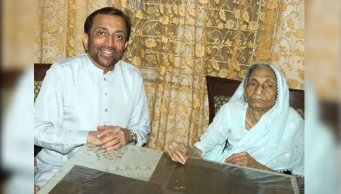 Farooq Sattar poses for a picture with mother. — Twitter