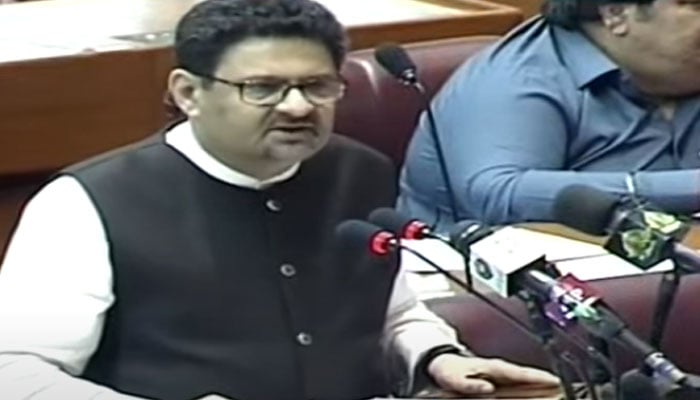 Federal Minister for Finance and Revenue Miftah Ismail delivering budget wrap up speech in National Assembly on June 24, 2022. — Geo News screengrab