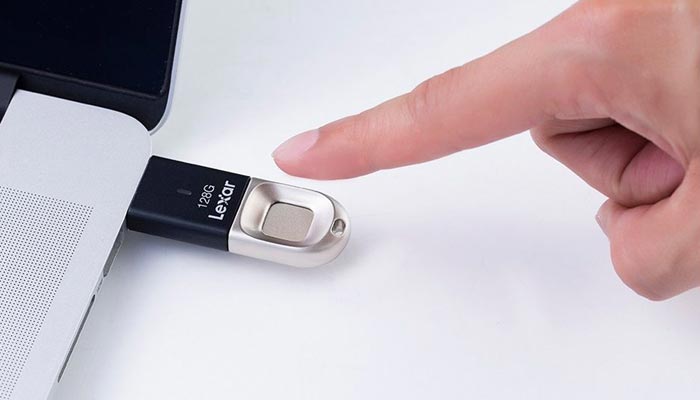 Karyawan kehilangan drive USB yang penuh dengan data pribadi warga