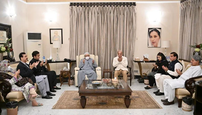 Prime Minister Shehbaz Sharif (centre right) offers prayers for PPP Co-chairman Asif Ali Zardaris (centre left) mother who passed away earlier this week in Nawabshah, on June 25, 2022. — Prime Ministers Office