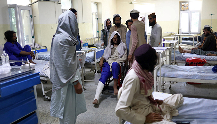 افغان باشندے، جو حالیہ زلزلے میں زخمی ہوئے تھے، 24 جون 2022 کو افغانستان کے شہر شارانہ میں ایک ہسپتال کے وارڈ میں زیر علاج ہیں۔ - رائٹرز