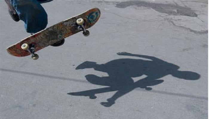 Nima 20 does acrobatic actions during his play with skateboard in Tehran, Iran, August 12, 2008. To match feature INTERNATIONAL YOUTH DAY (AUGUST 12).—Reuters