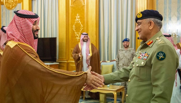 Prince Mohammed bin Salman greets COAS General Qamar Javed Bajwa. — SPA