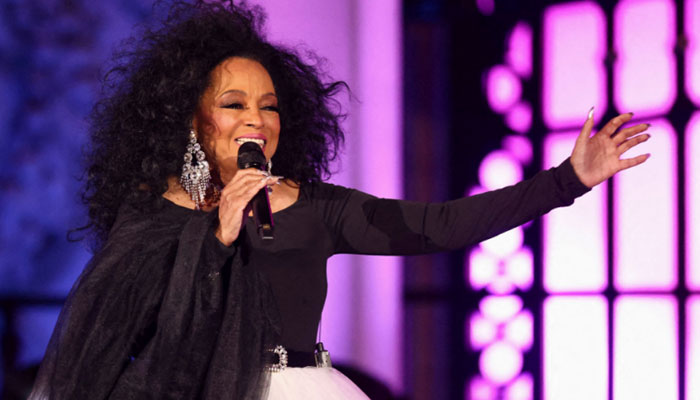 Diana Ross menyebarkan cinta di Glastonbury