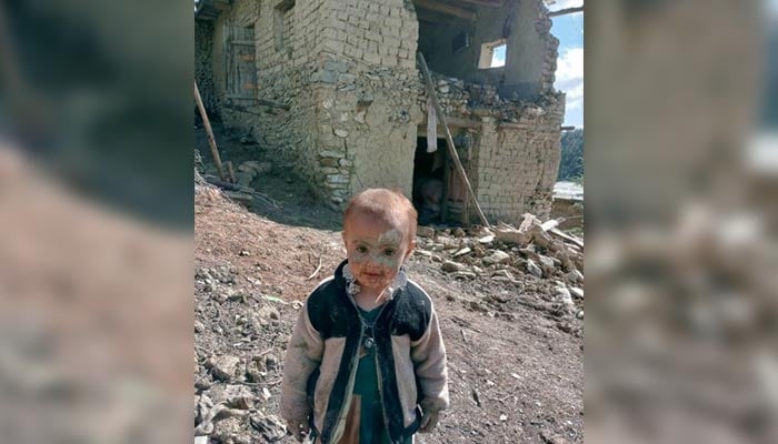 Three-year-old standing in front of adestroyed house following the devastating quake in Afghanistan. — Twitter/ziarmal1992