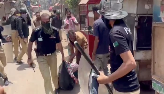 Polisi dan warga bentrok di Jalan Mauripur di Karachi, pada 28 Juni, saat warga di daerah itu melakukan protes terhadap penumpahan beban yang berkepanjangan.  — Berita Geografis