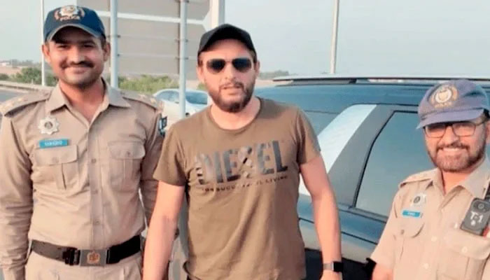 Shahid Afridi poses for a picture with Motorway police personnel. — Twitter