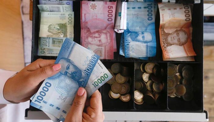 Chilean banknotes of 1000, 5000, 10,000, 20,000 pesos and coins of (L-R) 100 and 500 pesos are seen in this picture illustration, August 16, 2016. — Reuters/File