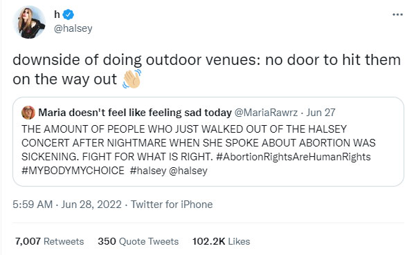 Halsey risponde ai fan che lasciano la festa dopo aver sostenuto i diritti di aborto: foto