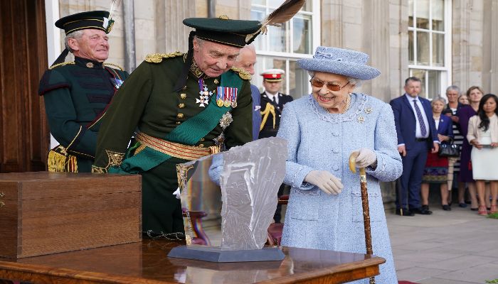 Queen Elizabeth makes third public appearance in a week