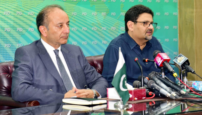 Minister for Finance Miftah Ismail (R) flanked by Minister of State for Petroleum Musadik Malik, addresses a press conference, in Islamabad, on June 30, 2022. — PID