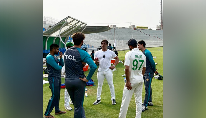 Former fast bowler Shoaib Akhtar (centre) meets players of the Pakistani Test team, including skipper Babar Azam (extreme left) at the Rawalpindi Cricket Stadium, on June 30, 2022. — Twitter/shoaib100mph