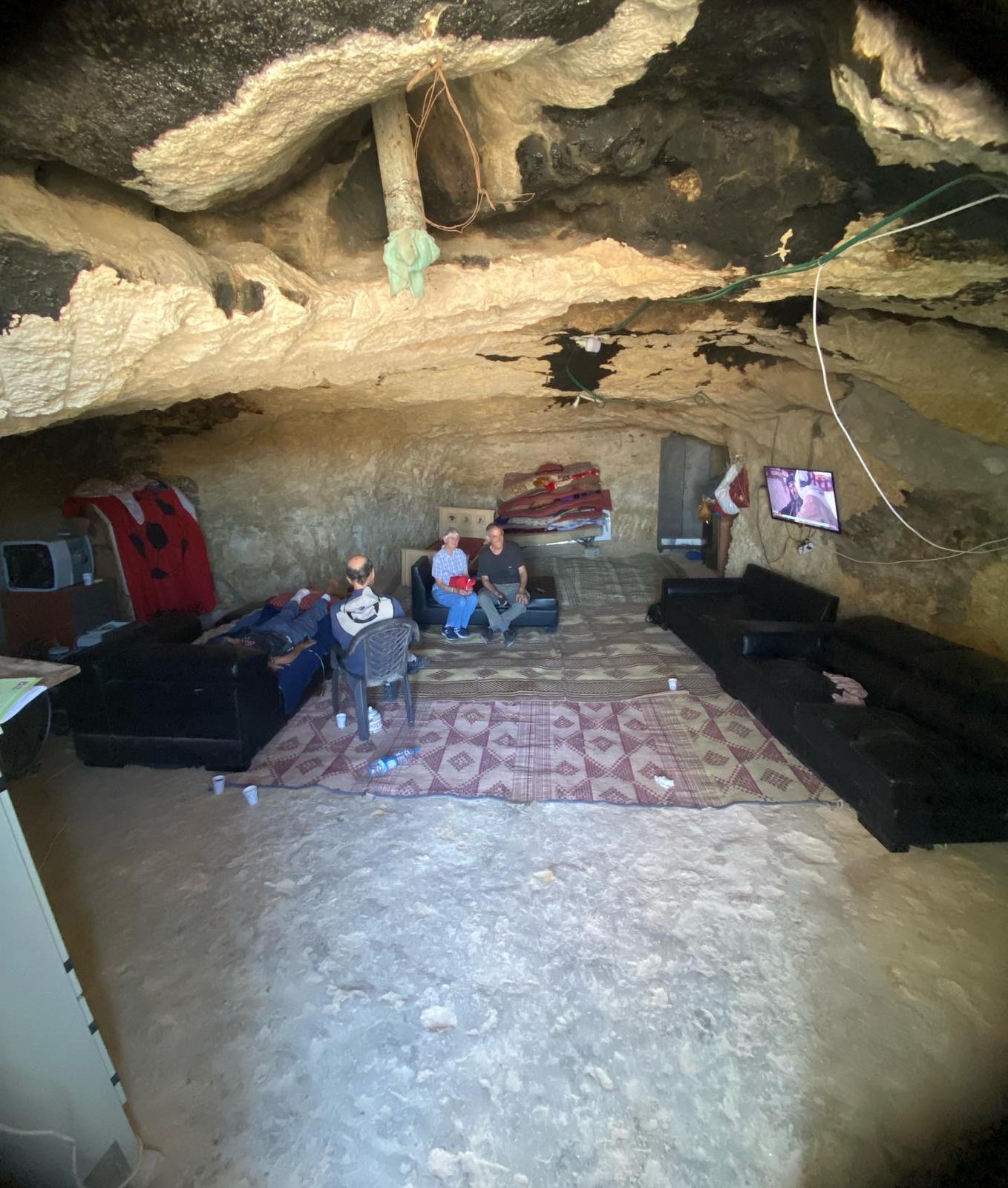 ایک غار جہاں ہارون ابو ارم اپنے خاندان کے ساتھ الرقیز میں رہ رہے ہیں۔  تصویر از: عودہ الحتالین