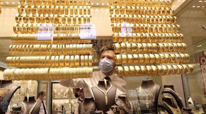 Gold extends losses, price declines by Rs400 per tola